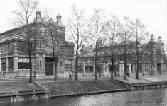 42170 Gezicht op de Fruithal (Vredenburg, links) en Korenbeurs (Vredenburg) te Utrecht, uit het noordwesten; op de ...